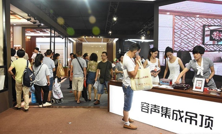 容身展館內人潮涌動